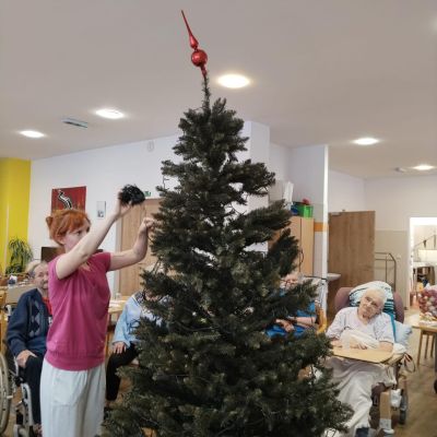 Zdobení vánočního stromečku